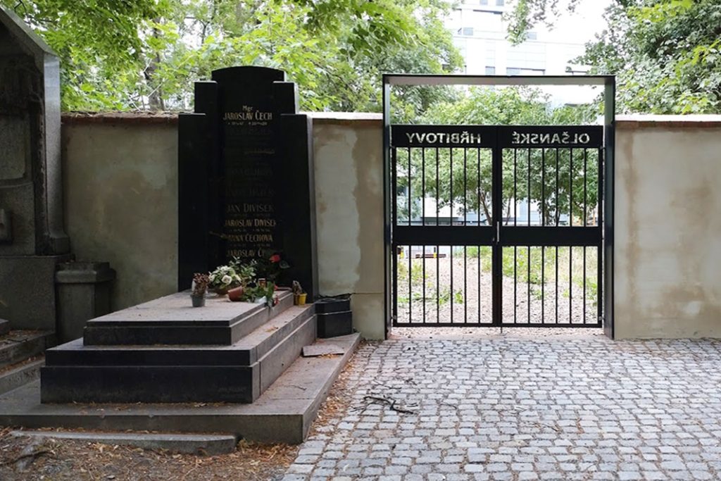 Branka na Olšanských hřbitovech
